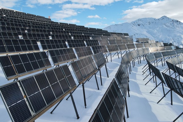 Mit der Thermodrohne auf Fehlersuche: Qualitätssicherung bei (alpinen) PV-Anlagen