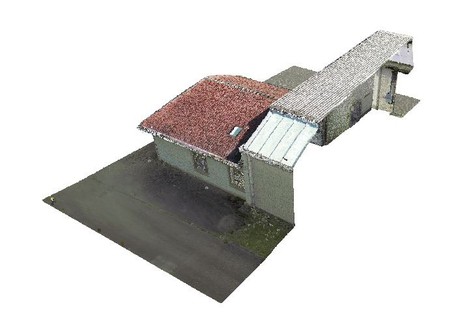 Digitalisiertes Modell, das die Dachaufsicht eins Gebäudes aus Daten der Fotogrammetrie zeigt.