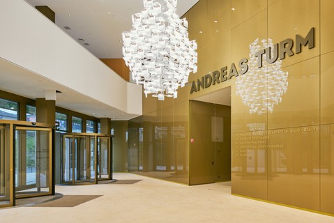 Die neuen Büroräumlichkeiten von Amstein + Walthert im Andreasturm sind lichtdurchflutet und schaffen eine warme und inspirierende Arbeitsatmosphäre.