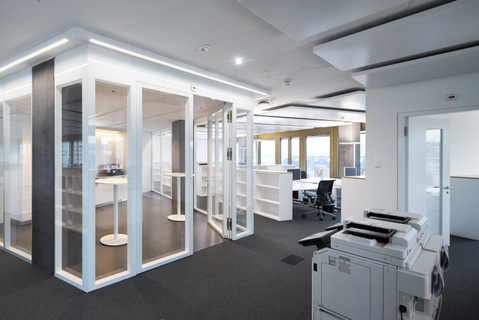 Amstein + Walthert hat seine neuen Büroräume im Andreasturm bezogen. Die Räumlichkeiten lassen dank der verglasten Fassade viel Tageslicht in die Räume.