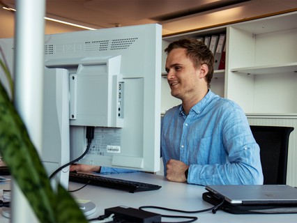 Ein Grossteil der Arbeit als Solar Energy Engineer erledigt Moritz Meier bei Amstein + Walthert am Computer.