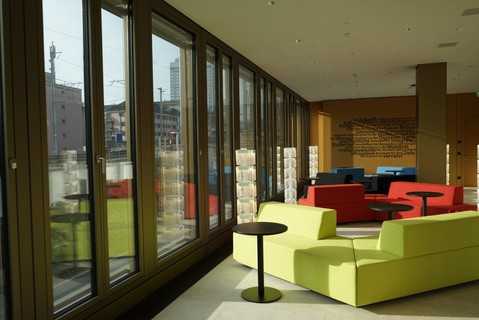 Die neuen Büroräume von Amstein + Walthert im Andreasturm bieten viel Raum für Meetings, aber auch Rückzugsorte für die Mitarbeitenden.
