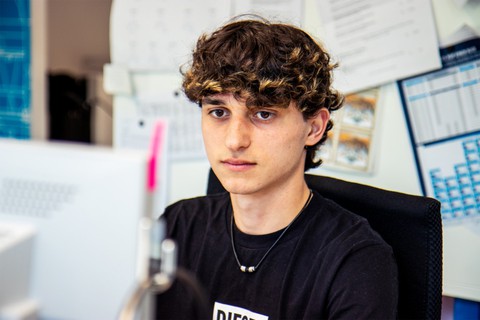 Viele Projekte plant Noah Massari, der die Lehre als Gebäudetechnikplaner Heizung bei Amstein + Walthert erfolgreich abgeschlossen hat, am Computer.